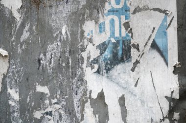 Teneke üzerinde oy dokulu duvar sonra yırtık poster. Yırtık gazete