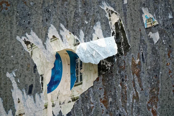 Cartel roto después de la votación en la pared texturizada de estaño. Periódico rasgado — Foto de Stock