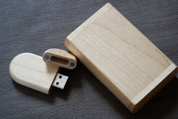 USB-Stick mit Holzoberfläche in Holzkiste auf dem Schreibtisch für USB-Port-Plug-in-Computer-Laptop zur Datenübertragung und Backup-Geschäftskonzept — Stockfoto