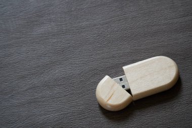 USB flash sürücü için veri aktarımı ve yedek iş kavramı için Usb bağlantı noktası eklenti bilgisayar laptop Masası ahşap yüzeyde ile