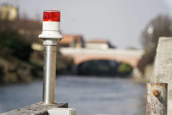 Linterna de señal eléctrica en el canal de agua del río, faro para los barcos —  Fotos de Stock