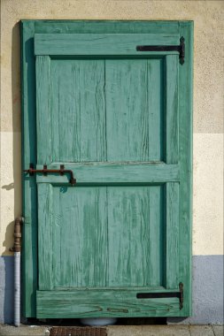 Yeşil renkli, antik kapı kırık ahşap giriş, posta kartı için örnek