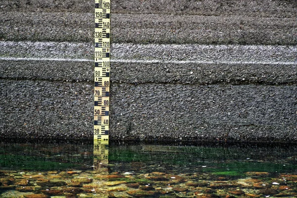 Nível de água medição de inundação regra calibre água do rio detalhe — Fotografia de Stock