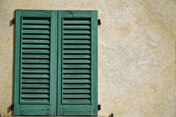 Fechar janela vintage obturador em dia ensolarado, parede de cimento de concreto estilo itália — Fotografia de Stock