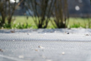 Çelik yere kafes. Paslanmaz çelik doku, web sitesi veya mobil cihazlar için arka plan