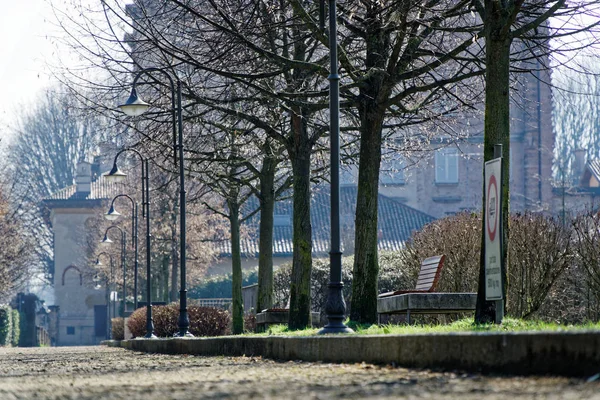 Chodnik w parku publicznym, spokój scena sielankowy tło — Zdjęcie stockowe