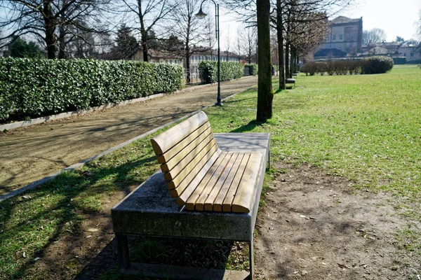 Panchina d'arte nel parco pubblico, solitudine nella limpida giornata primaverile soleggiata — Foto Stock