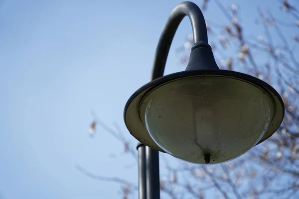 A napos, utcai lámpa ki van kapcsolva, városi háttér — Stock Fotó