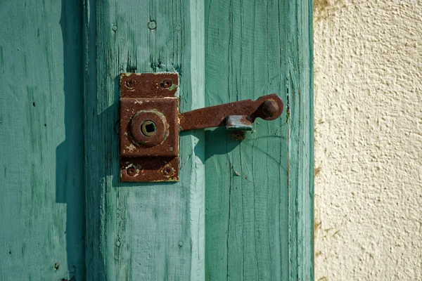 Trava de porta antiga enferrujada, superfície áspera, amostra para um cartão postal, serviço de segurança — Fotografia de Stock