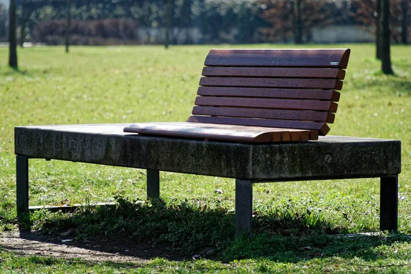 Sztuka ławce w parku publicznym, samotność w jasny słoneczny wiosenny dzień — Zdjęcie stockowe
