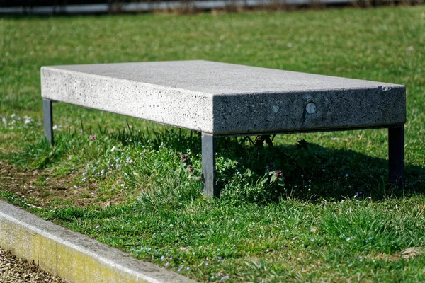 Кам'яна гранітна лавка в громадському парку, місце для відпочинку — стокове фото