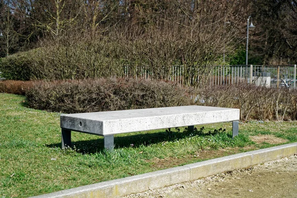 Banco de granito de pedra no parque público, lugar para relaxar — Fotografia de Stock