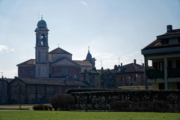 Katholische Kirche, robecco sul naviglio, Provinz Mailand, Italien, 13. März 2018: alte katholische Kirche mit Glockenturm, religiöser Hintergrund — Stockfoto