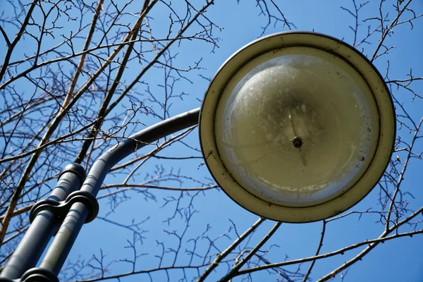 A napos, utcai lámpa ki van kapcsolva, városi háttér — Stock Fotó