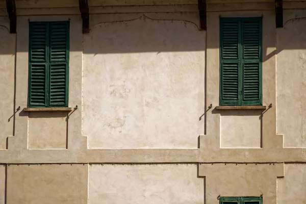 Gevel van de oude Italië-huis met windows luiken en deur, exterieur achtergrond — Stockfoto