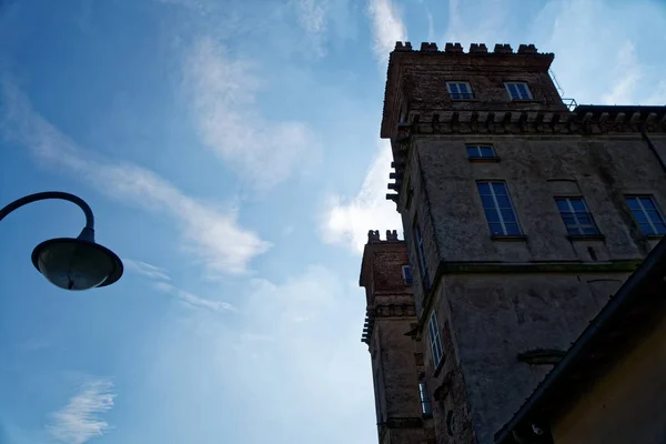 Biblioteka, Robecco sul Naviglio, Prowincja Mediolan, Włochy, 13 marca 2018: latarnia uliczna i stara Biblioteka we Włoszech, budynek jak zamek — Zdjęcie stockowe