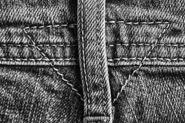 Slitna jeans, Denim konsistens, makro bakgrund för webbplats eller mobila enheter, monokrom sköt — Stockfoto