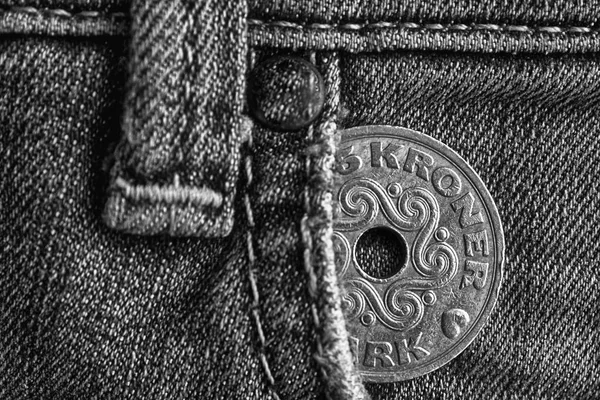 丹麦硬币面额是5克朗 (皇冠) 在旧的破旧牛仔牛仔裤口袋里, 单色拍摄 — 图库照片