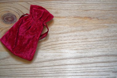 Kartpostal örnek, nar suyu hediye çantası metin tebrik için ücretsiz boşaltmak ahşap zemin üzerine