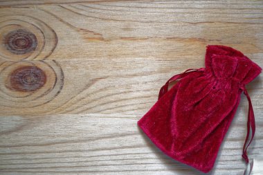 Kartpostal örnek, nar suyu hediye çantası metin tebrik için ücretsiz boşaltmak ahşap zemin üzerine