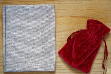 Kartpostal örnek, nar suyu hediye çantası metin tebrik için ücretsiz boşaltmak ahşap zemin üzerine