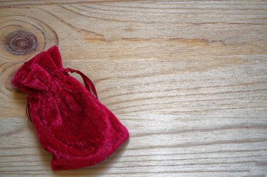 Kartpostal örnek, nar suyu hediye çantası metin tebrik için ücretsiz boşaltmak ahşap zemin üzerine