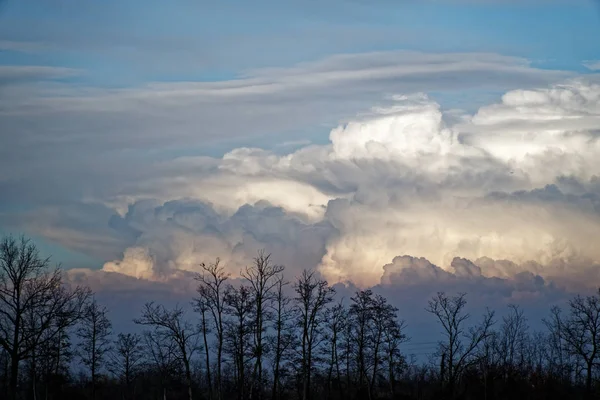 Mystické mraky během západu slunce, síla přírody, čerstvé pozadí — Stock fotografie