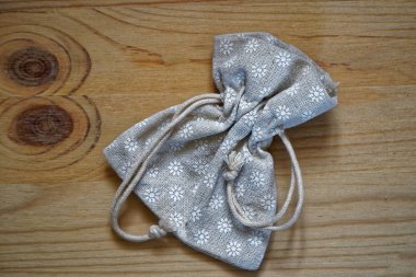 Kartpostal örnek, nötr gri hediye çantası metin tebrik için ücretsiz boşaltmak ahşap zemin üzerine