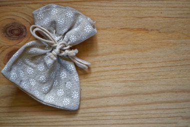 Kartpostal örnek, nötr gri hediye çantası metin tebrik için ücretsiz boşaltmak ahşap zemin üzerine