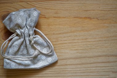 Kartpostal örnek, nötr gri hediye çantası metin tebrik için ücretsiz boşaltmak ahşap zemin üzerine