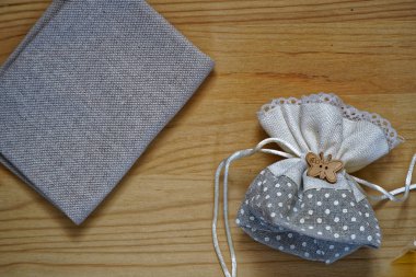 Kartpostal örnek, hediye çantası metin tebrik için ücretsiz boşaltmak ahşap zemin üzerine