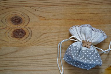 Kartpostal örnek, hediye çantası metin tebrik için ücretsiz boşaltmak ahşap zemin üzerine