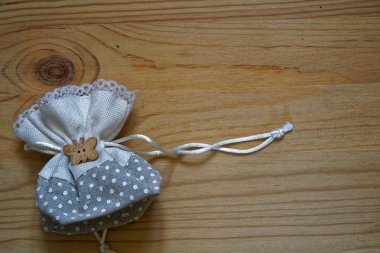 Kartpostal örnek, hediye çantası metin tebrik için ücretsiz boşaltmak ahşap zemin üzerine