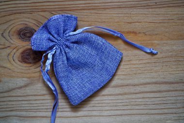 Kartpostal örnek, yaban mersini hediye çantası metin tebrik için ücretsiz boşaltmak ahşap zemin üzerine