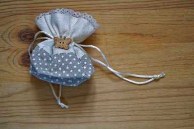 Kartpostal örnek, hediye çantası metin tebrik için ücretsiz boşaltmak ahşap zemin üzerine