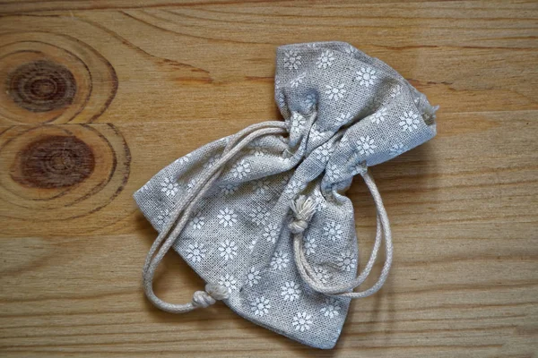 Kartpostal örnek, nötr gri hediye çantası metin tebrik için ücretsiz boşaltmak ahşap zemin üzerine