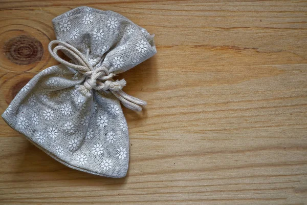 Kartpostal örnek, nötr gri hediye çantası metin tebrik için ücretsiz boşaltmak ahşap zemin üzerine