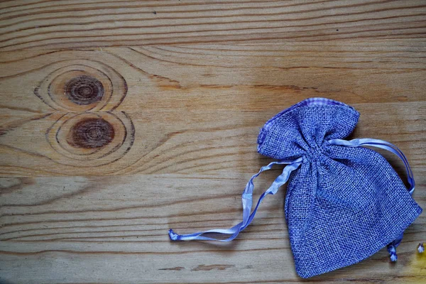 Kartpostal örnek, yaban mersini hediye çantası metin tebrik için ücretsiz boşaltmak ahşap zemin üzerine