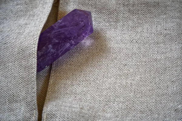 Kristal pada permukaan kain linen, mock-up untuk kartu pos atau latar belakang untuk situs web dan perangkat seluler Gem berwarna ungu kerajaan — Stok Foto