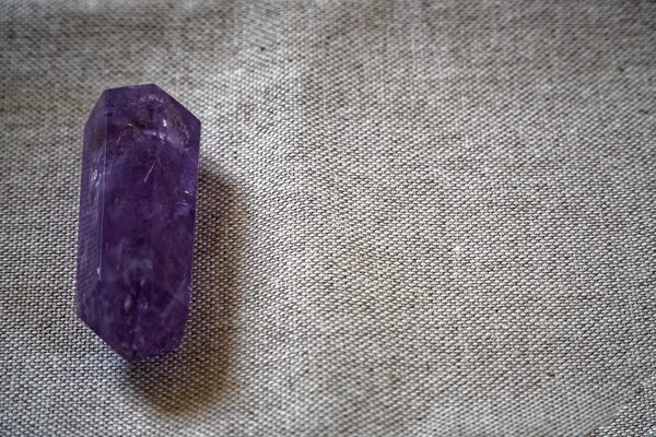Crystal på linne tygyta, mock-up för vykort eller bakgrund för hemsida och mobila enheter pärla färgade i kunglig purpur — Stockfoto