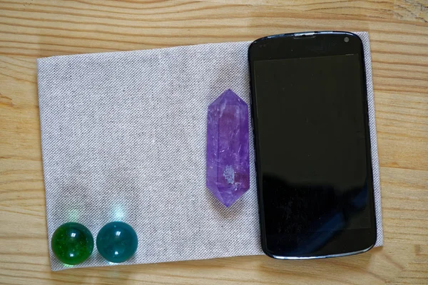 Mobiltelefon med kristaller på tyg linne yta, lyx business bakgrund — Stockfoto