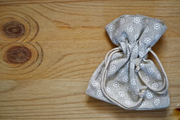 Kartpostal örnek, nötr gri hediye çantası metin tebrik için ücretsiz boşaltmak ahşap zemin üzerine