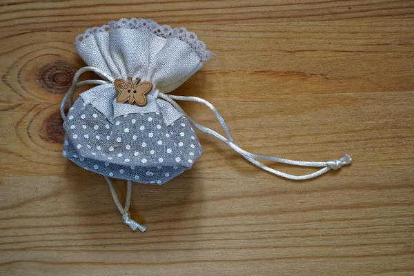 Kartpostal örnek, hediye çantası metin tebrik için ücretsiz boşaltmak ahşap zemin üzerine