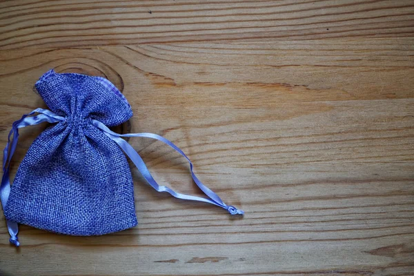 Kartpostal örnek, yaban mersini hediye çantası metin tebrik için ücretsiz boşaltmak ahşap zemin üzerine