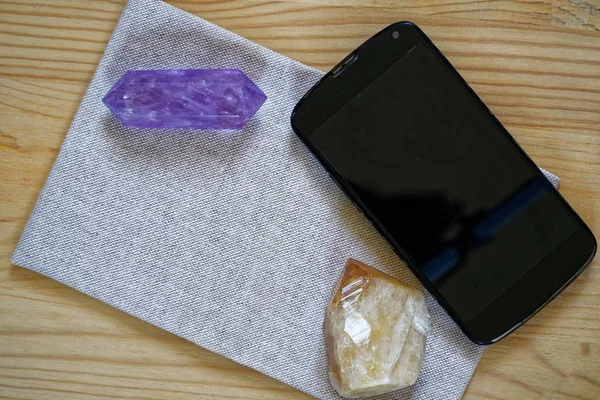 Cellphone üzerinde kumaş keten yüzey, lüks iş geçmişi kristalleri ile — Stok fotoğraf