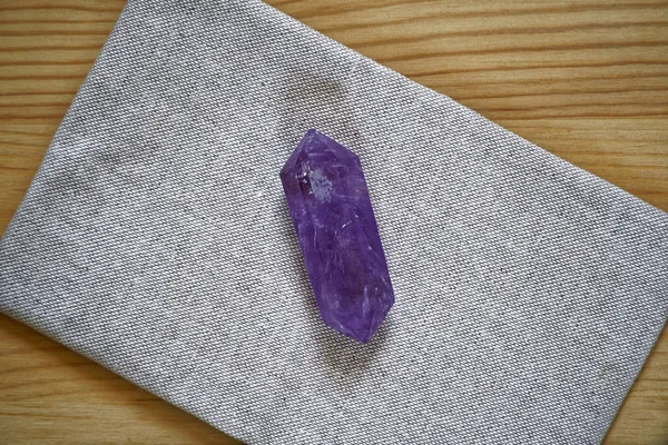 Crystal på linne tygyta, mock-up för vykort eller bakgrund för hemsida och mobila enheter pärla färgade i kunglig purpur — Stockfoto