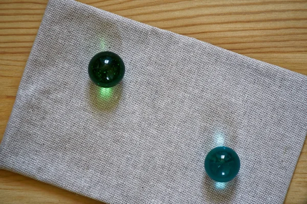 Kristaller på linne tygyta, mock-up för vykort eller bakgrund för hemsida och mobila enheter pärlor färgade i gyllene lime — Stockfoto