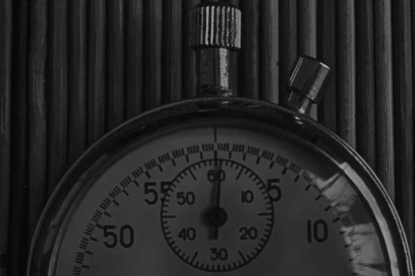 Старовинні антикваріат секундомір, ретро на дерев'яному тлі, вимірювання вартості часу старий годинник стрілка хвилину секунди точність таймер запису — стокове фото