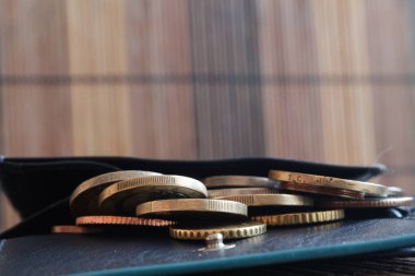 Siyah deri cüzdan euro para yığını