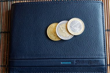 Siyah deri cüzdan sikkelerinde euro yığını